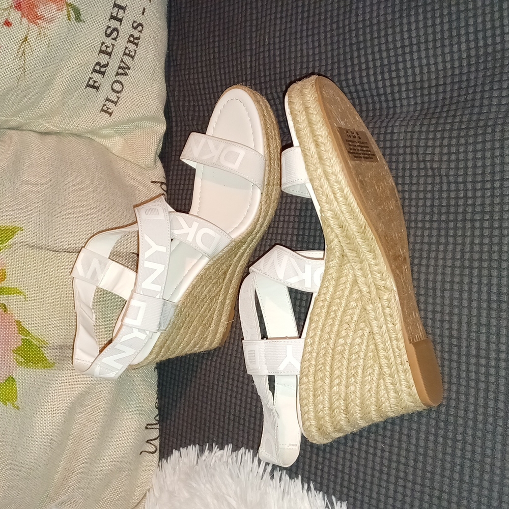 DKY Elastics Wedged Sandal - Picture 4 of 7